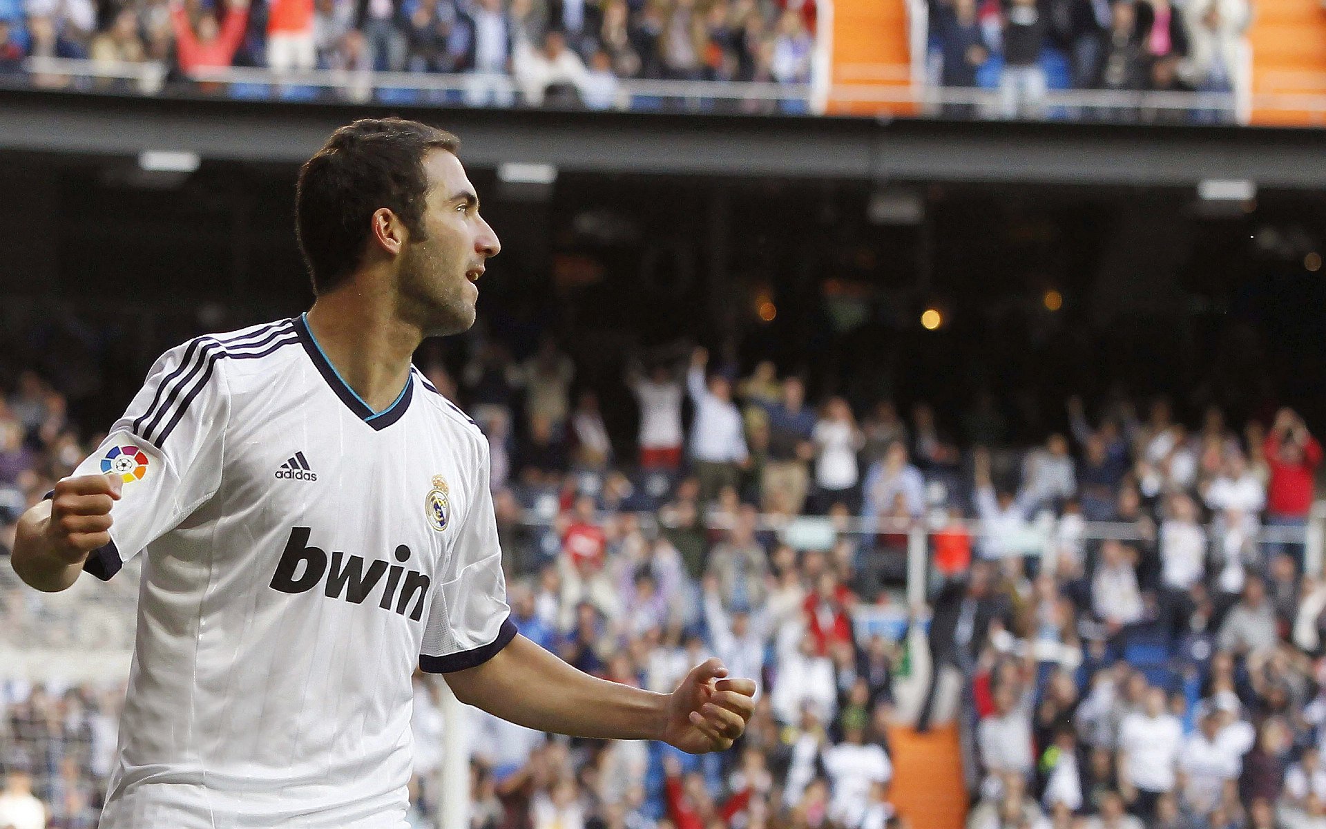 “马科斯·莫奇的全能防守与高效协作,推动美洲狮队持续向前”